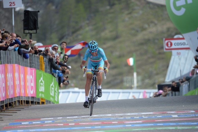 Vincenzo Nibali crossing the finish at Sant’Anna di Vinadio